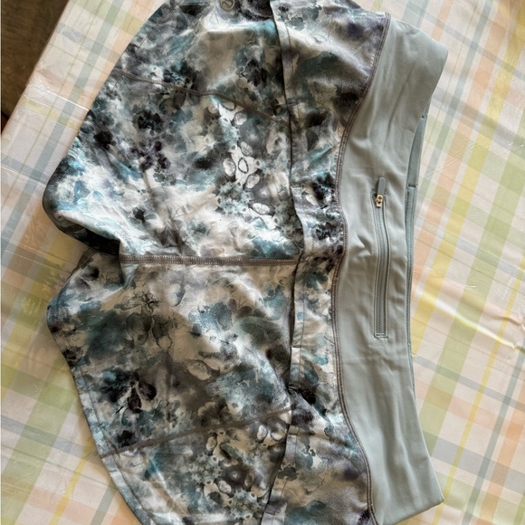 Lululemon Speed up shorts 2.5 lined pink camo and grey flower pattern available - Picture 8 of 11
